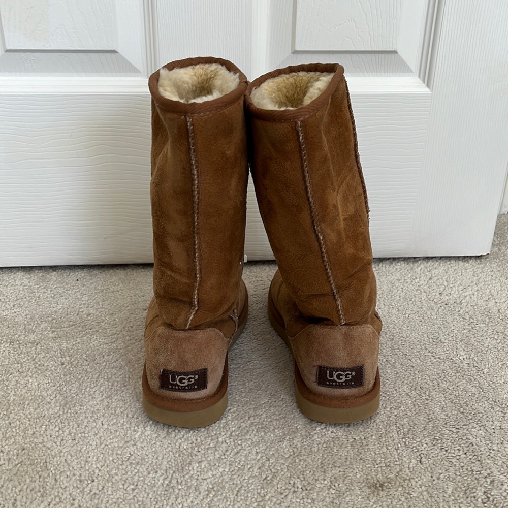 Ugg brown tall boots. Size W5. Good condition.